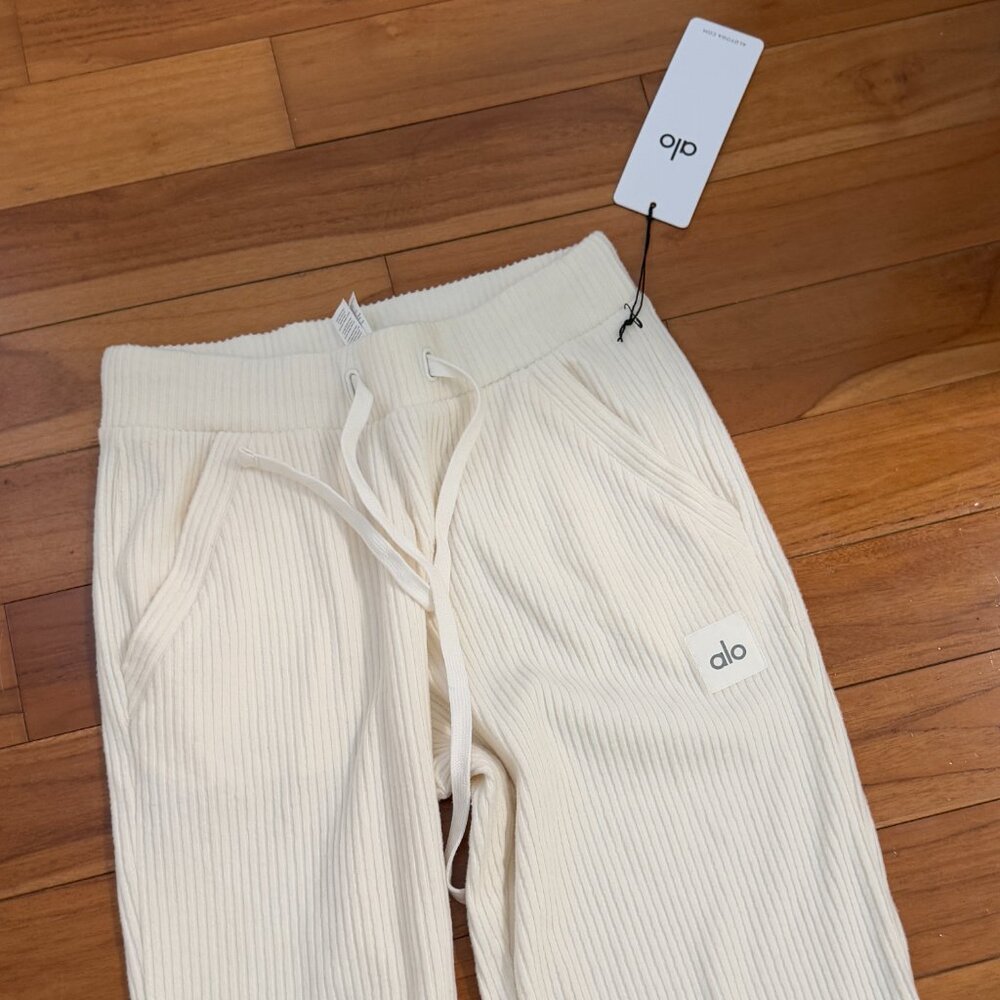 Women Alo Yoga Muse Sweatpant Ivory Relaxed Fit Extra Small Yoga Athleisure - Picture 5 of 10